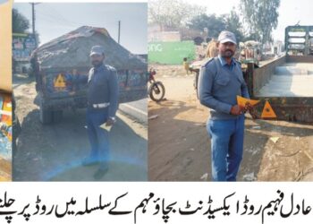 لیہ:اے ایس آئی ٹریفک پولیس عادل فہیم روڈ ایکسیڈنٹ بچاؤ مہم کے سلسلہ میں روڈ پر چلنے والی گاڑیوں پر بیک سٹیکر لگا رہے ہیں