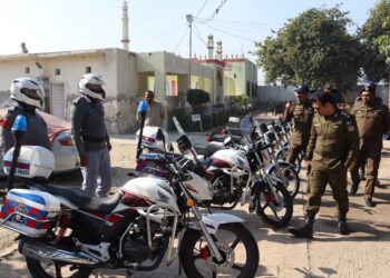 لیہ:ڈی پی او محمد علی وسیم ٹریفک پولیس کی ہیوی موٹر بائیکس کا معائنہ کررہے ہیں