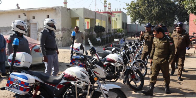لیہ:ڈی پی او محمد علی وسیم ٹریفک پولیس کی ہیوی موٹر بائیکس کا معائنہ کررہے ہیں